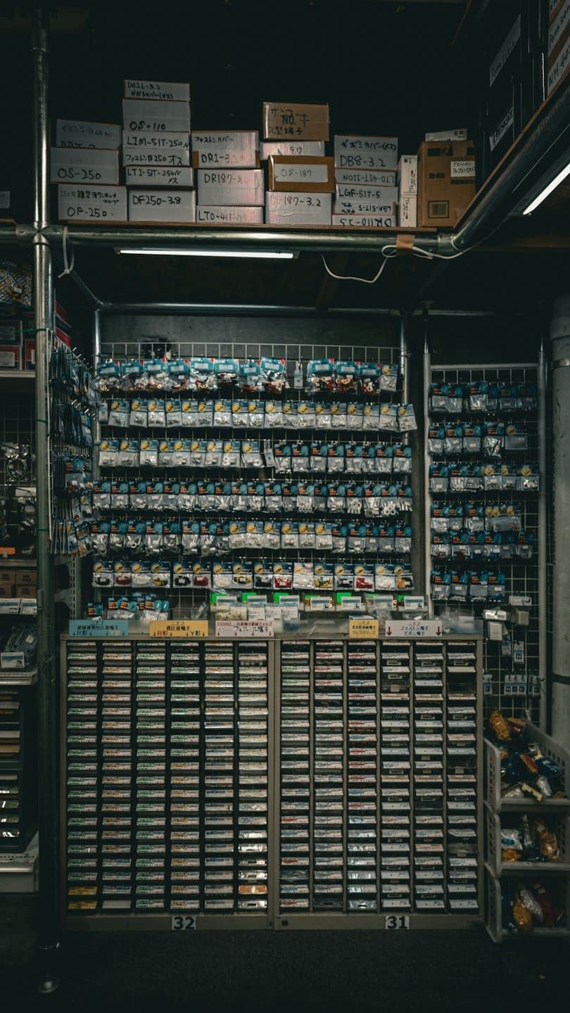Plastik torbalarda düzenlenmiş küçük elektronik parçalar ızgara duvarda.